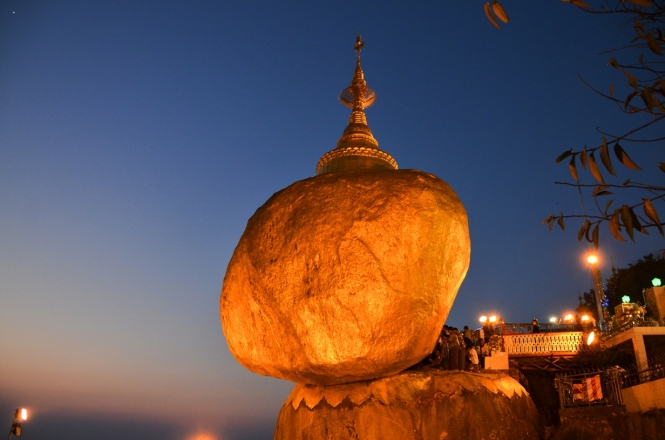 Golden Rock. Hier liegt ein Buddhahaar, das hält den Felsen oben. Klar. ;-)