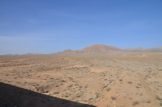 Fahrt durch die Wüste mit der Eisenbahn nach Isfahan.