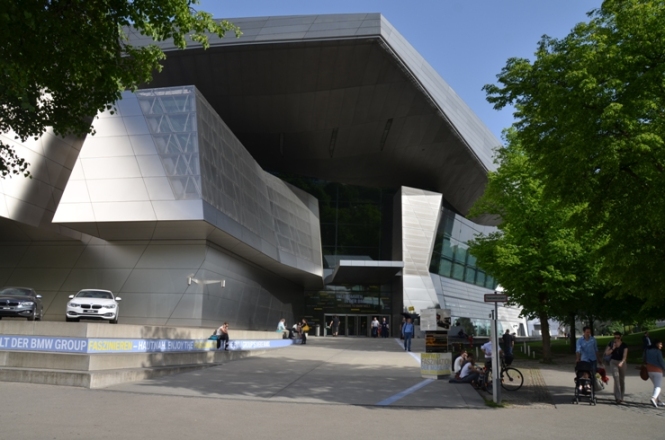 Das BMW Museum ist kostenloses Museum und ein architektonisches Meisterwerk. Wer einen BMW bestellt, darf ihn auf Wunsch hier abholen. 